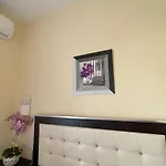 בית הארחה Honey Residence סרנדה