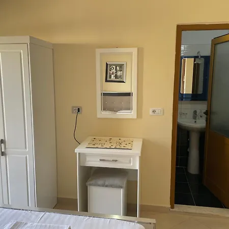 Honey Sarandë