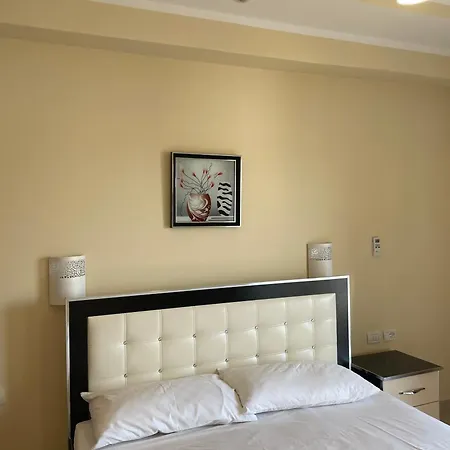 Honey Sarandë
